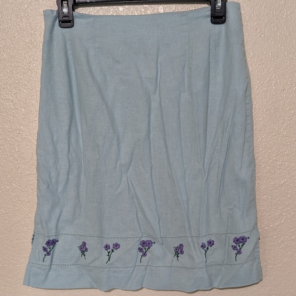Vintage warm baby blue pencil skirt with purple flower embroidery on hem - Picture 3 of 10
